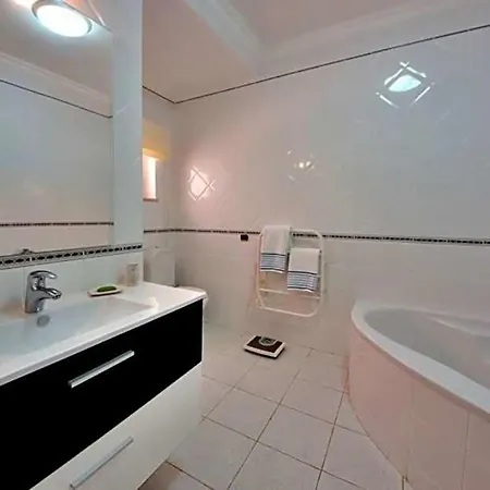 Alvor Sleeps 8 Pool Air Con Wifi *