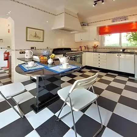 Alvor Sleeps 8 Pool Air Con Wifi