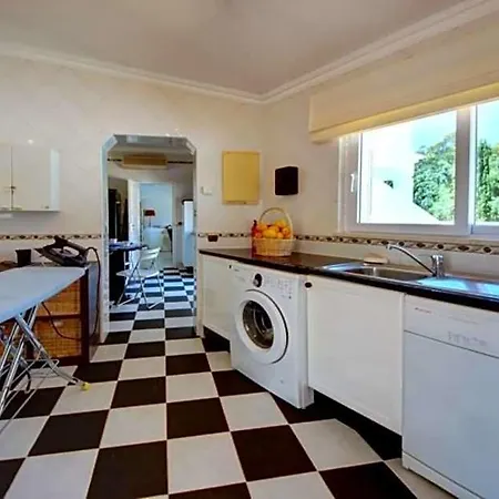 Alvor Sleeps 8 Pool Air Con Wifi Villa